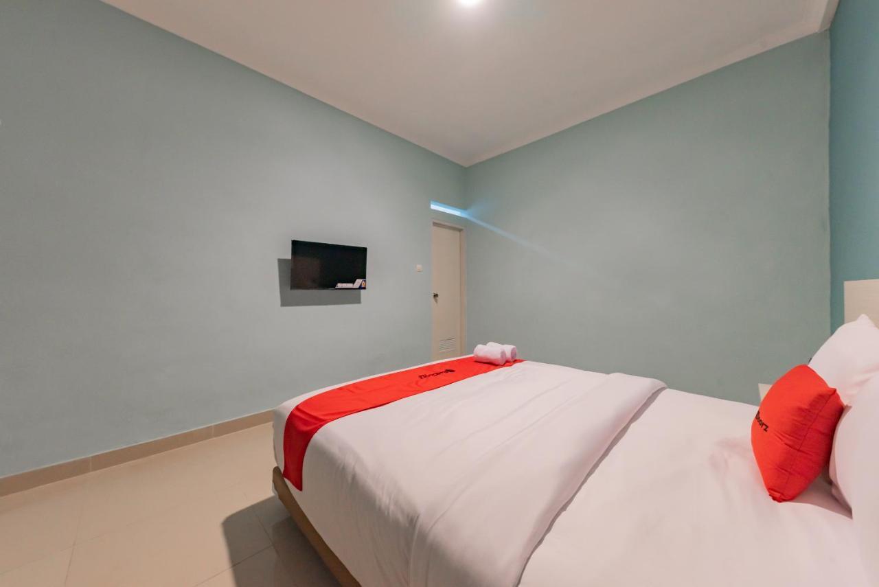 Reddoorz Plus Near Surapati Core Бандунг Экстерьер фото