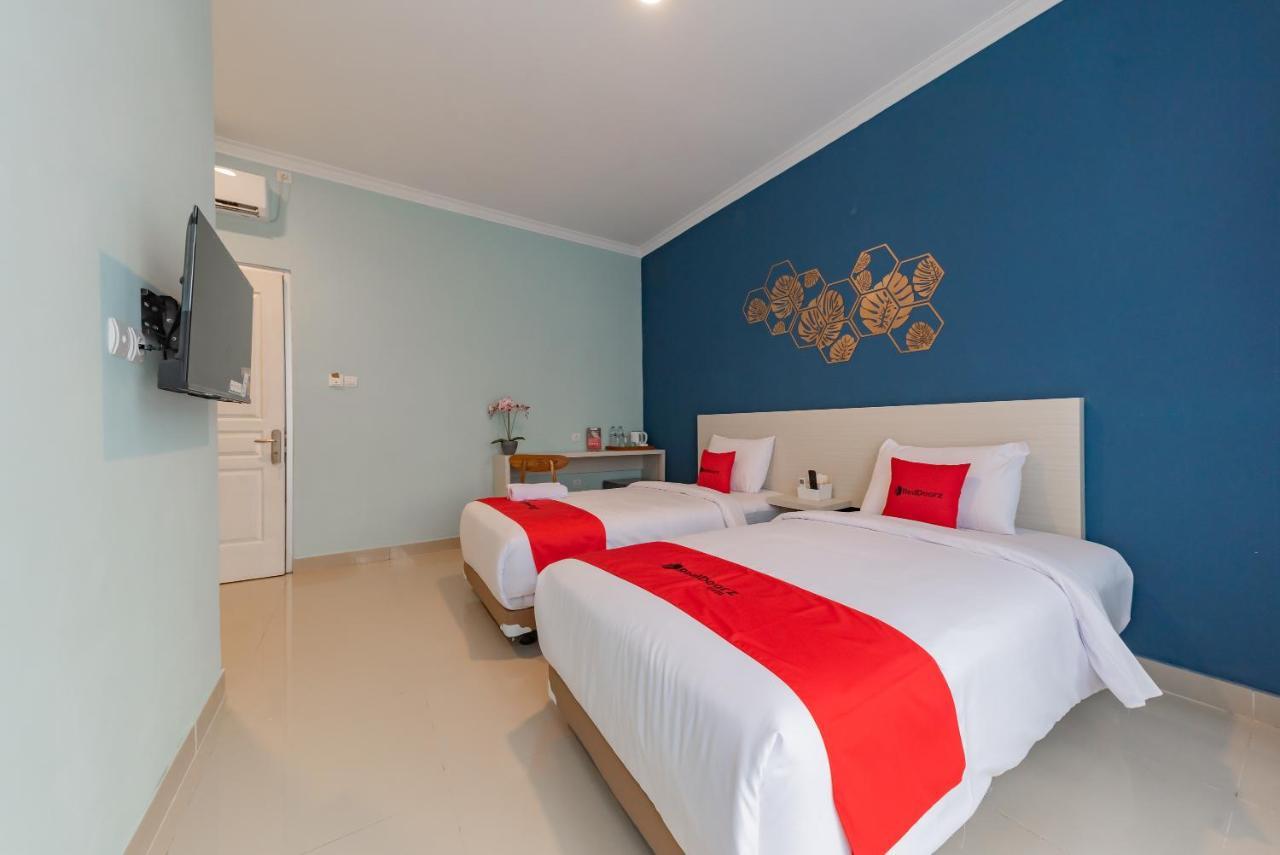 Reddoorz Plus Near Surapati Core Бандунг Экстерьер фото