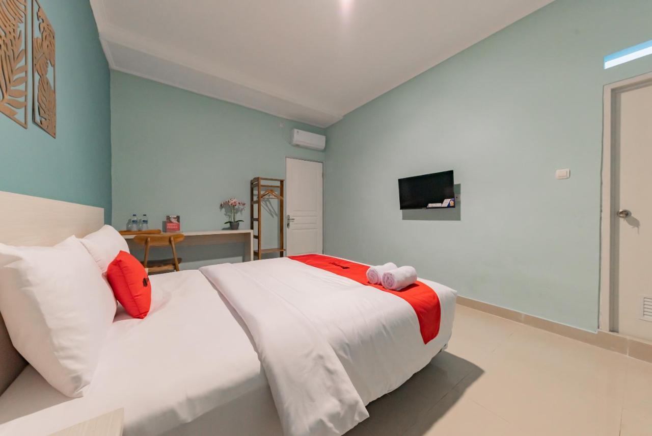 Reddoorz Plus Near Surapati Core Бандунг Экстерьер фото