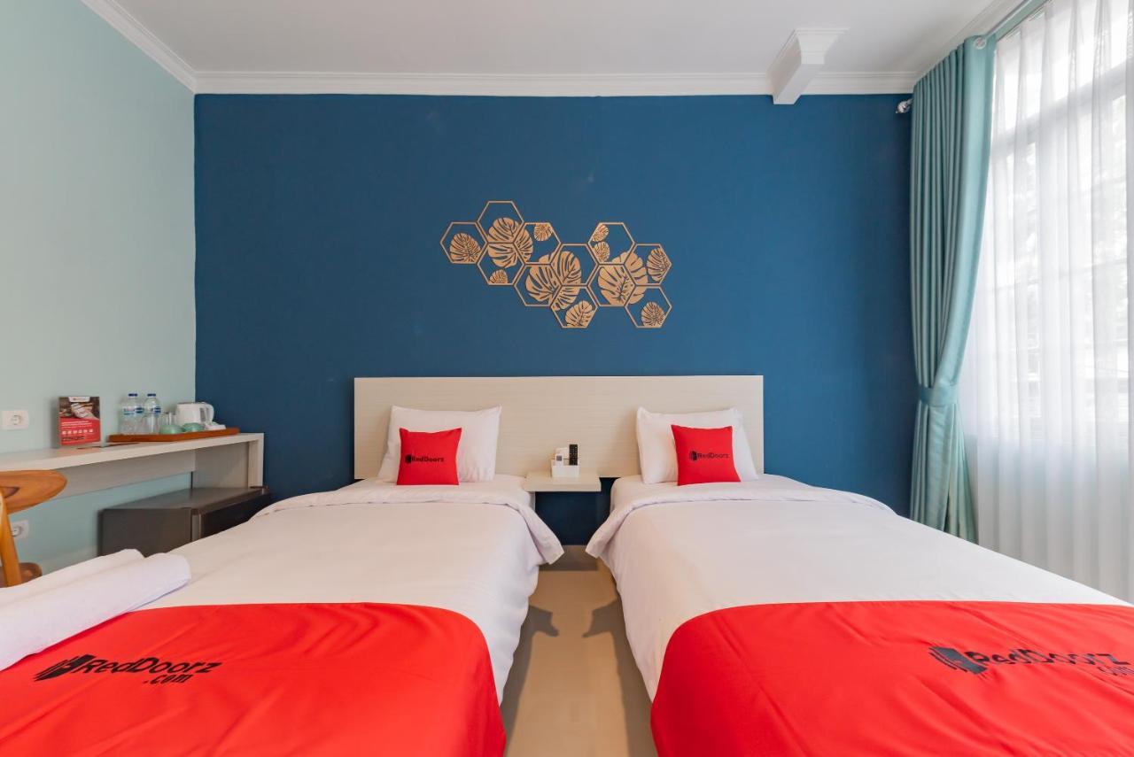 Reddoorz Plus Near Surapati Core Бандунг Экстерьер фото