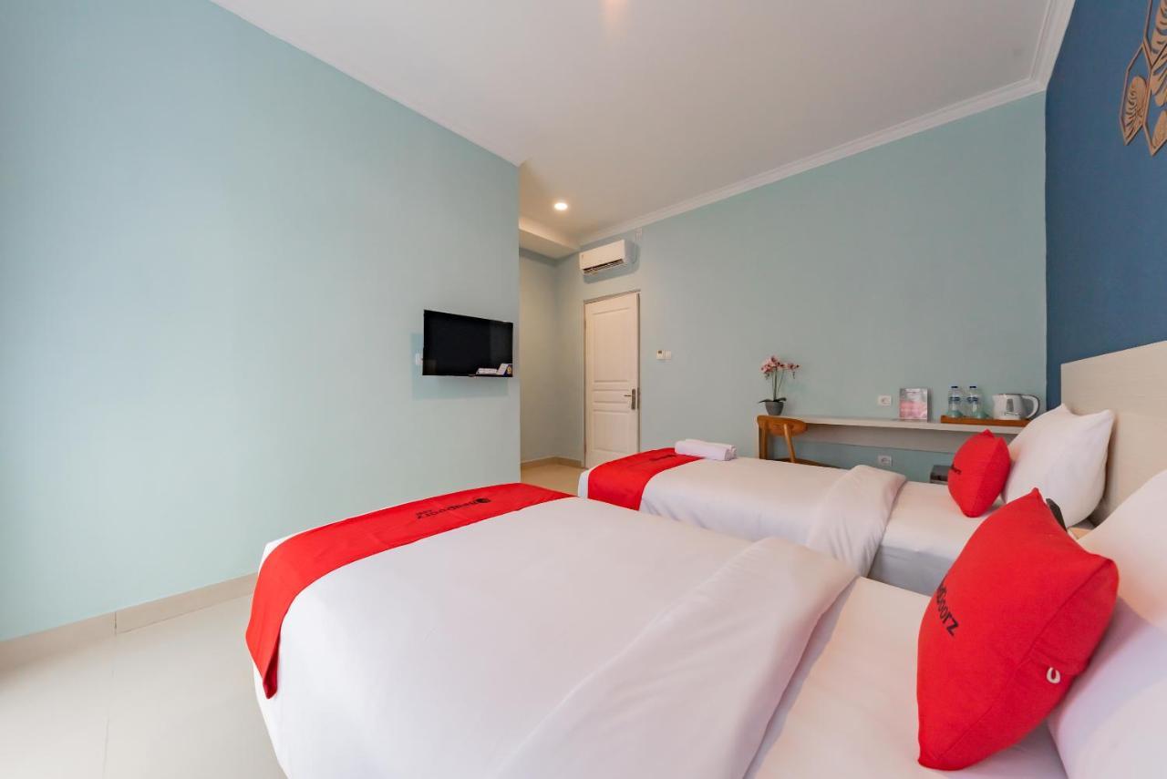 Reddoorz Plus Near Surapati Core Бандунг Экстерьер фото